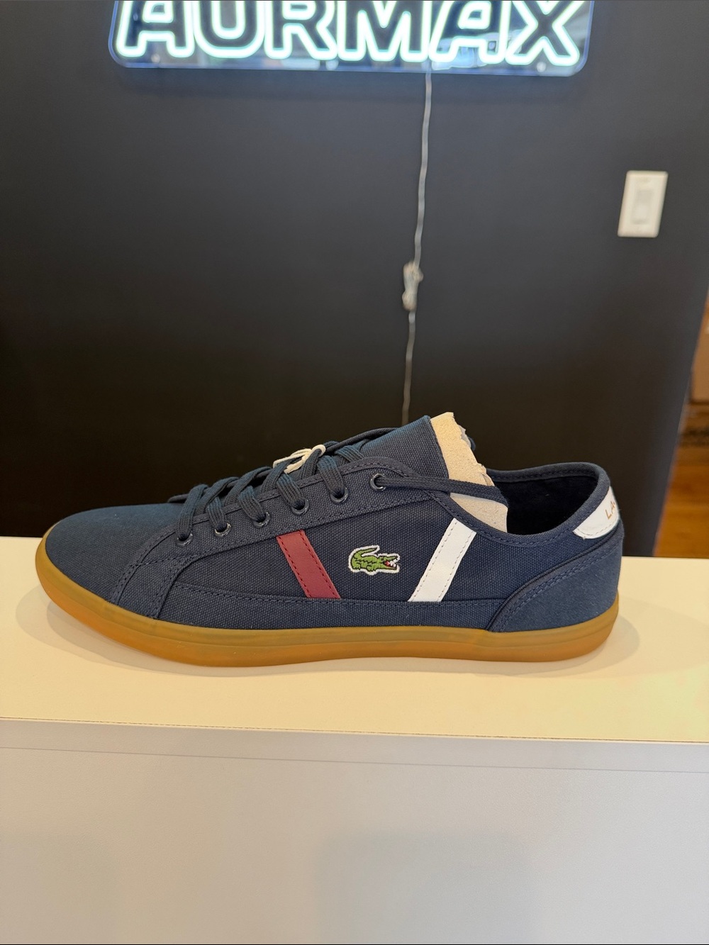 Lacoste sideline
